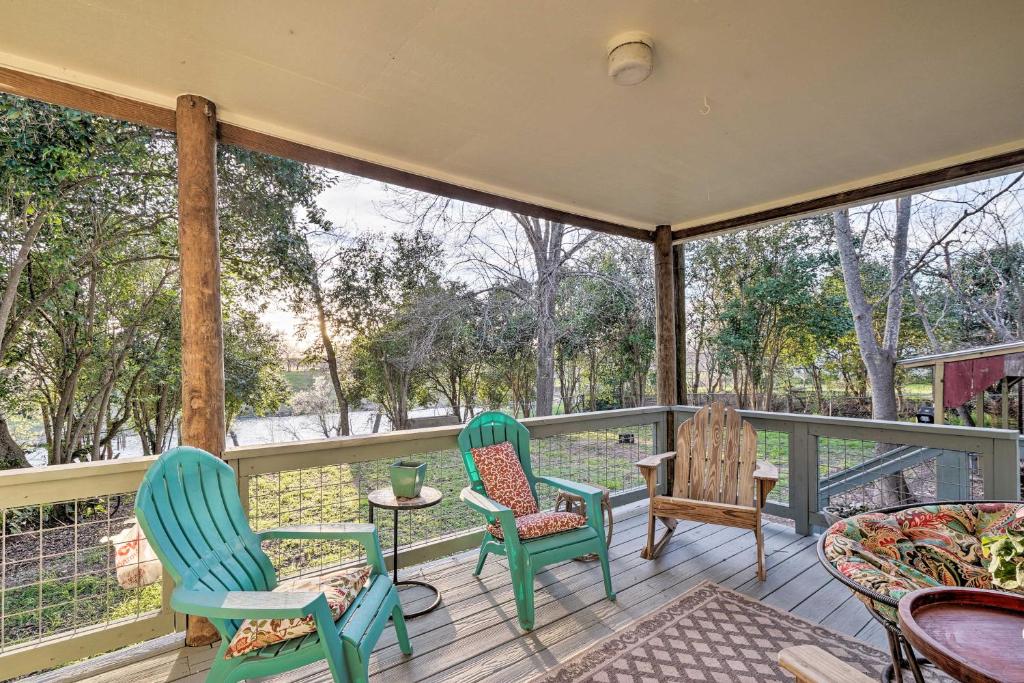 Riverfront House with Deck, 7 Mi to San Marcos!