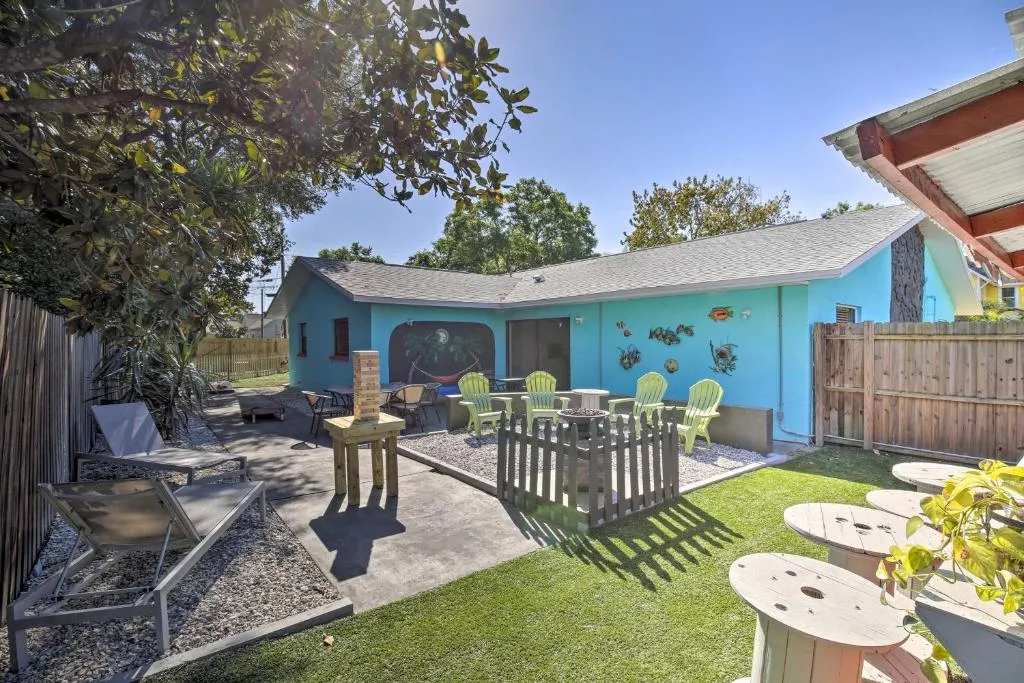 Downtown St. Petersburg 7BR w/Hot Tub & Bar, Kudrovo, United States