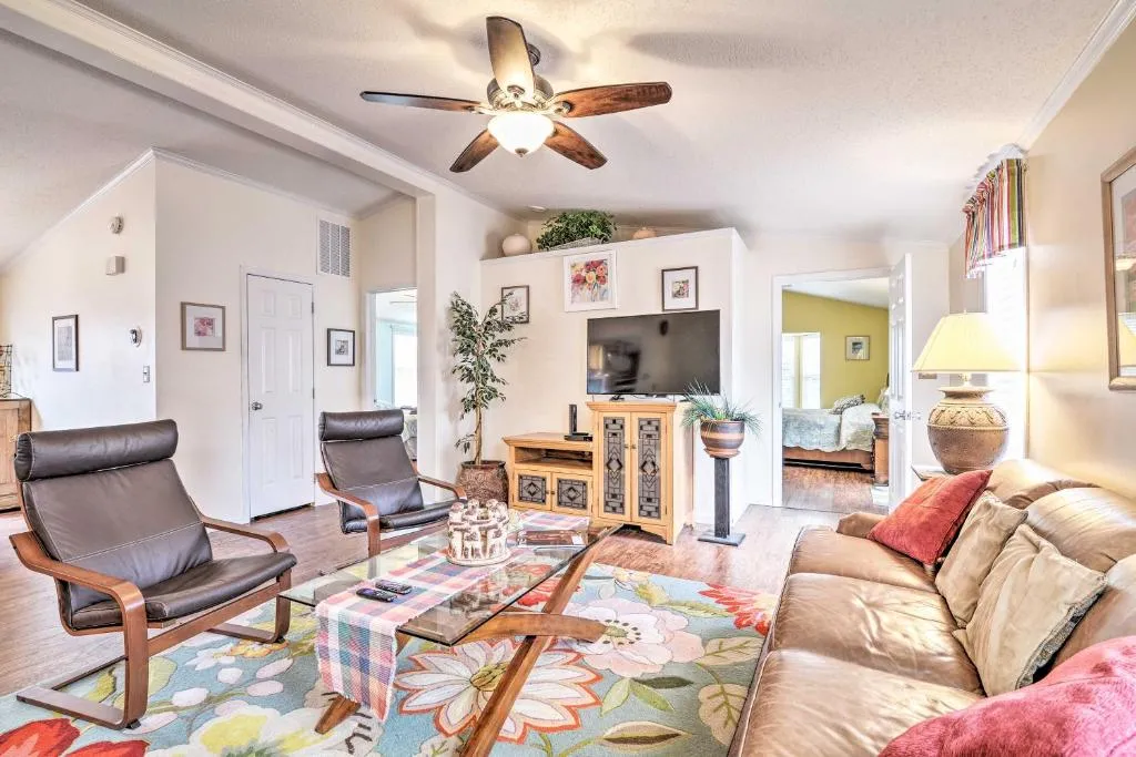 Surfside Beach Resort Home - 1 Block to Beach, Myrtle Beach, Statele Unite ale Americii
