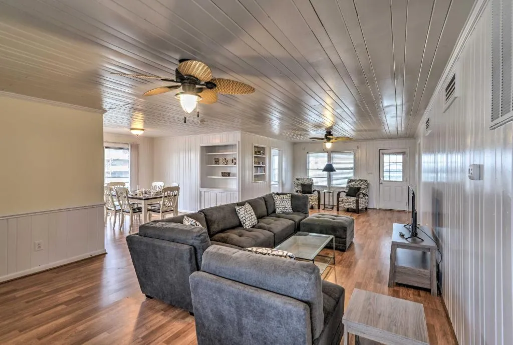 North Myrtle Beach Townhome - Walk to Beach!, Murrells Inlet (SC), United States