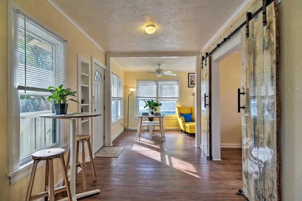 Charming Apt in Historic Kenwood - 3 Miles to Bay!, Kudrovo, United States
