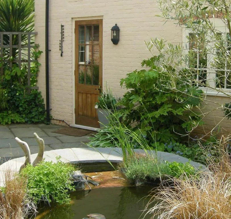 Cosy self contained cottage in peaceful courtyard, great base for visiting friends and family and exploring historic Warwickshire, Coventry, Marea Britanie