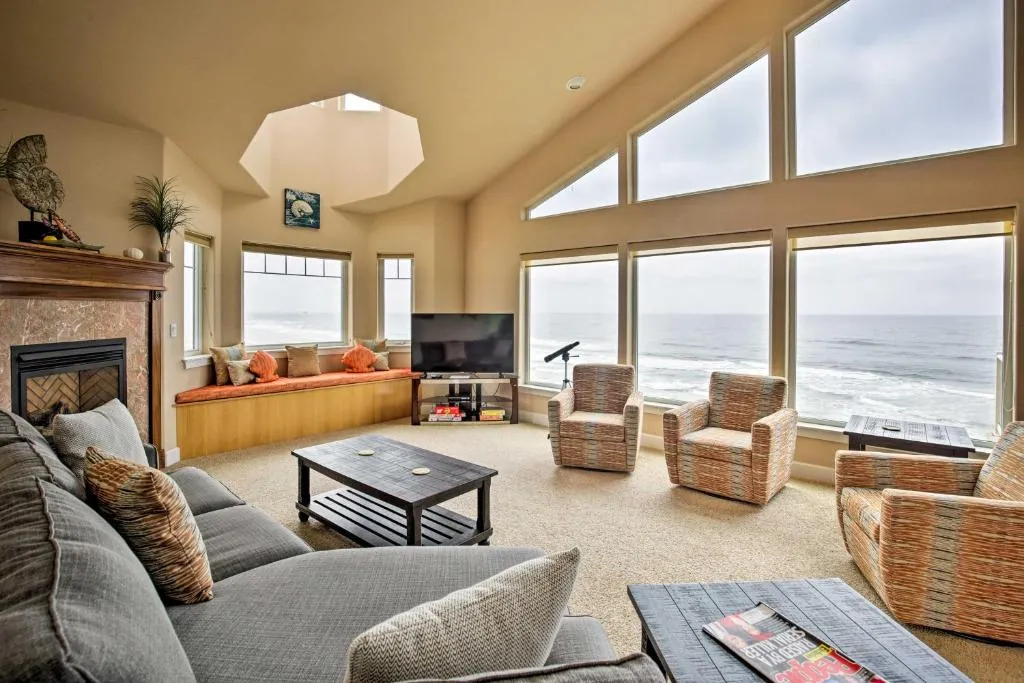 Oceanfront South Beach Home with Hot Tub and Sauna, Cwmbran, United States