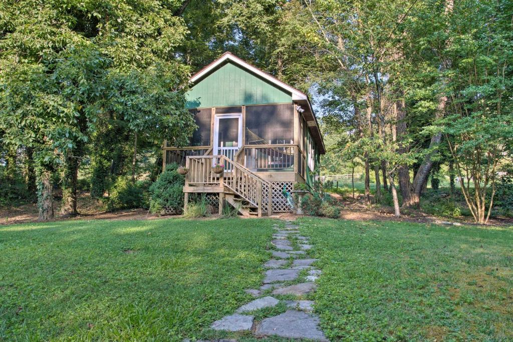 Heartwood Cottage 2 Mi from Blue Ridge Parkway!