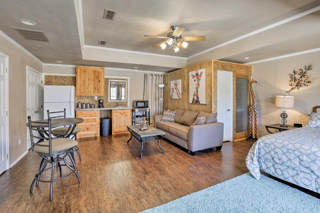 Granbury Studio- 10 Mins From Town and the Lake!