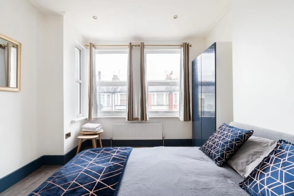 Cosy Modern Double Bed - 2 mins from Metro, Londra, Marea Britanie