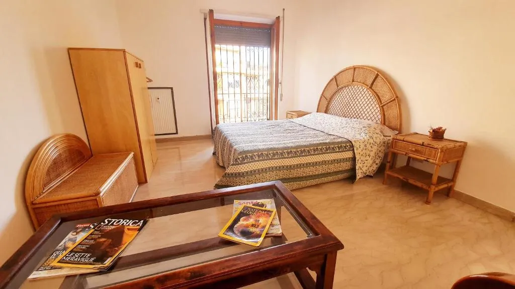 Historical Garbatella- Entire flat with balcony, Roma, Italy