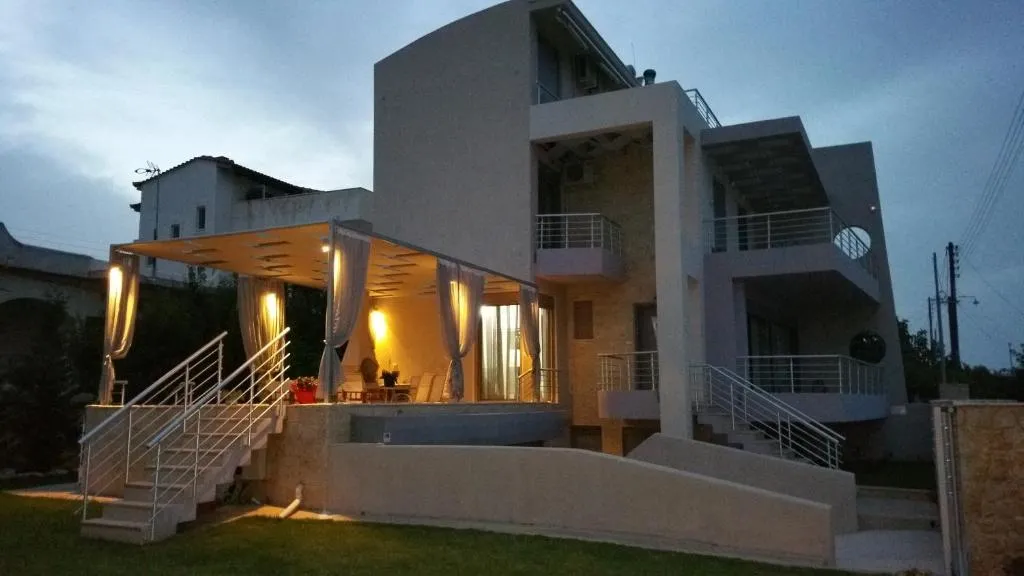 VILLA BY THE SEA VRAVRONA LOUTSA(NEAR THE AIRPORT&METROPOLITAN), Atena, Grecia