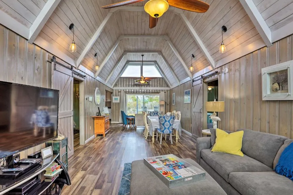 Canalfront Cottage Kayaks by Pier in Cherry Grove, Murrells Inlet (SC), United States