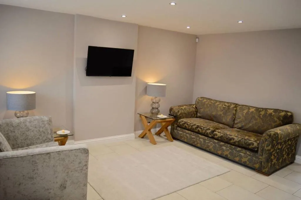Newly Renovated Modern Family Home, Manchester (CT), United Kingdom