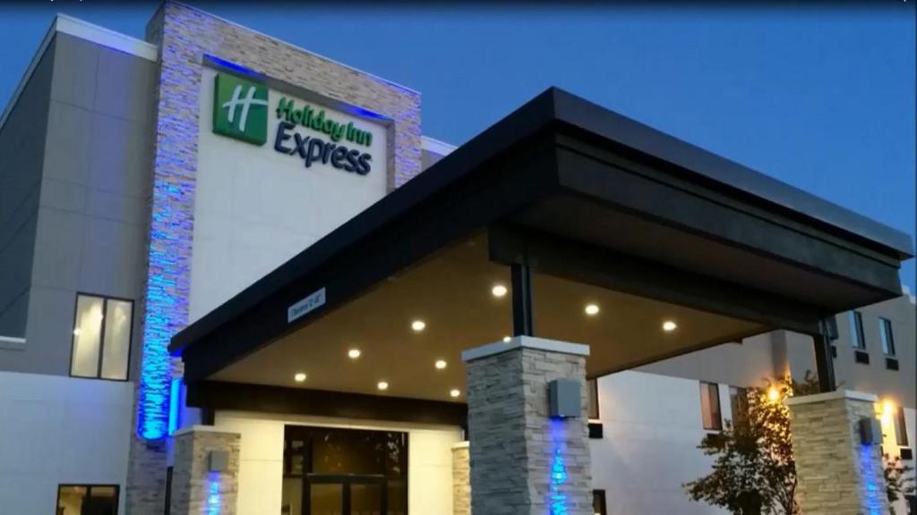 Holiday Inn Express & Suites - Oklahoma City Airport, an IHG Hotel