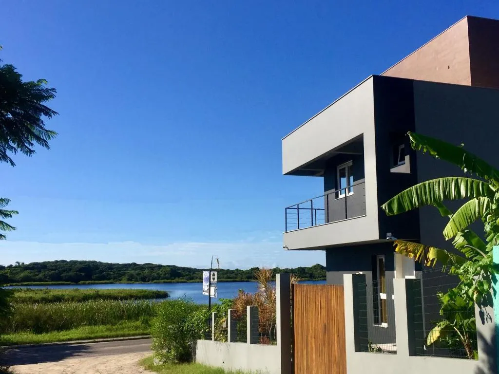 Casa moderna e aconchegante com linda Vista para Lagoa e ao lado da Praia do Novo Campeche, melhor localização da Ilha- Lagoinhas Guest House, Florianópolis, Brazilia