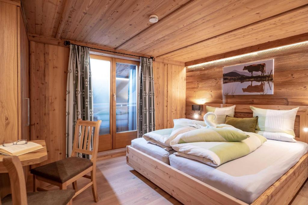 Urlaub-am-Bio-Bauernhof-Achrainer-Moosen-Alpenrose