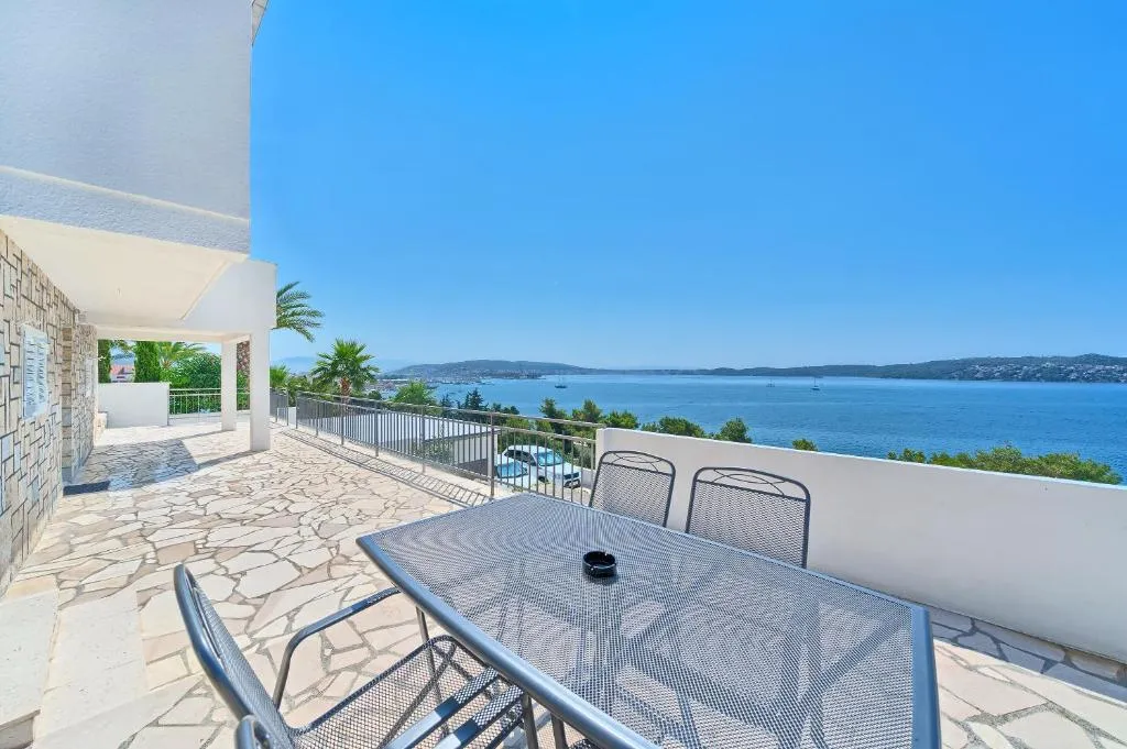 Apartment Lozovina - panoramic sea view, Trogir, Croaţia