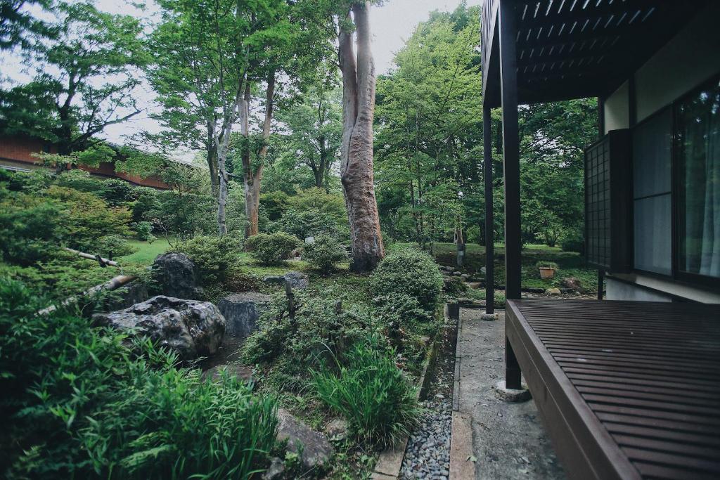 まるごと貸切 にごり湯天然温泉かけ流し 箱根満来山荘 Hakone Natural Milky Onsen 2300sqm Garden & Villa Man Rai - Image 1