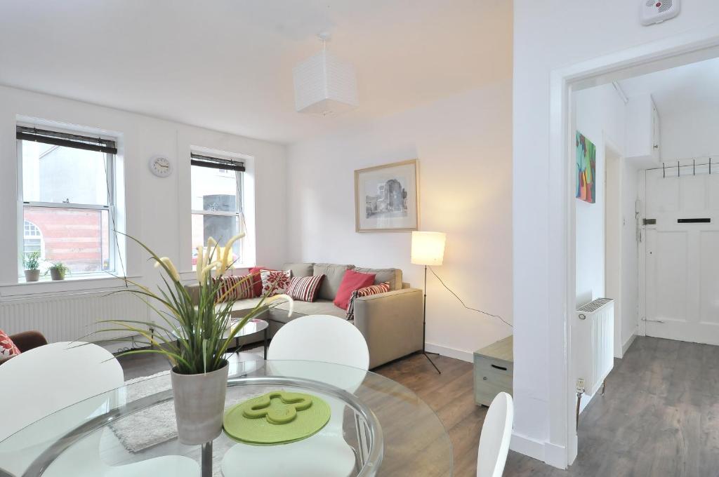 367 Comfortable 2 bedroom apartment on the edge of Edinburgh's historic Old Town