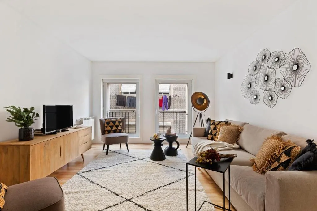 Beautiful Spacious 2-Bed Apartment in Bairro Alto, Sleeps 6, Amadora, Portugal