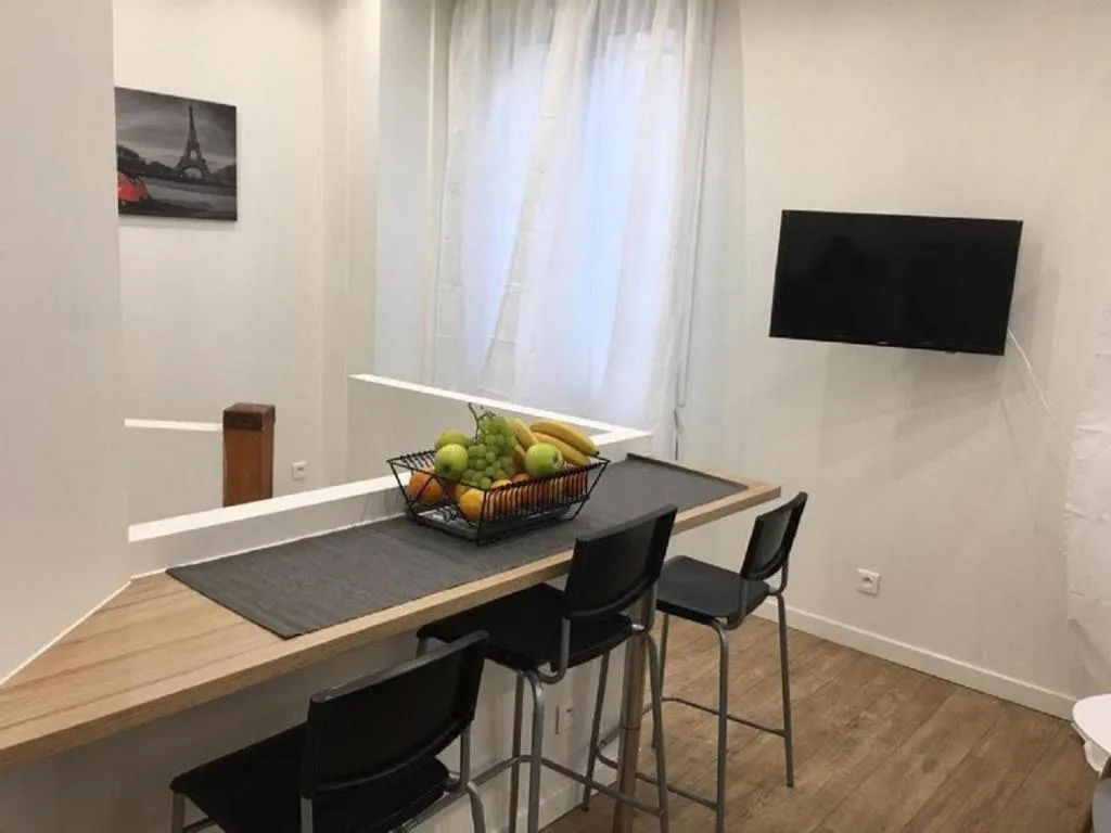 Appartement dortoir pour 6-8 personnes proche 100 M du Métro, Paris, France