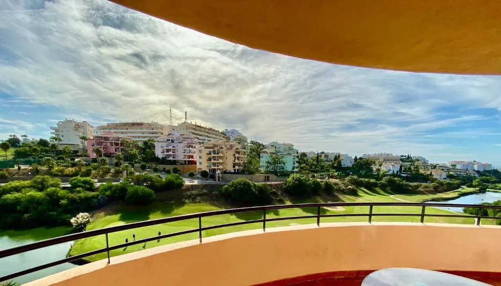 Modern and Stylish Apartment Seeview and Golfview, Málaga, Spania