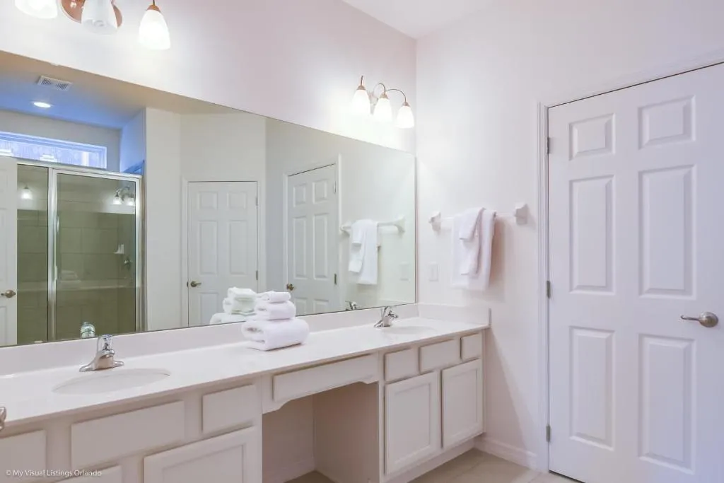 14 Bed 11 Bath Family Home Sleeps 30, Davenport, United States