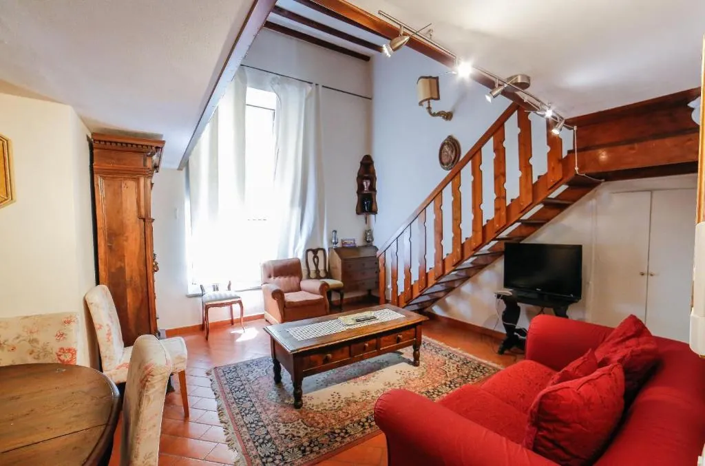 Traditional apt Close to The Duomo - private yard!, Florența, Italia