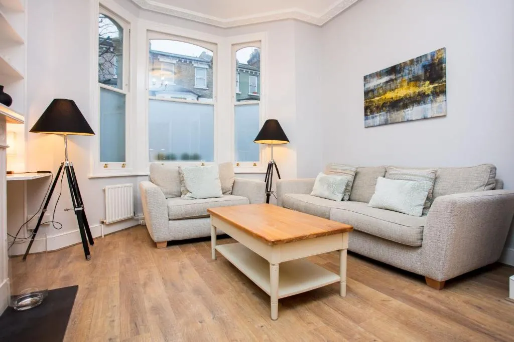 2 Bedroom Apartment Close to Clapham Junction Station, Londra, Marea Britanie