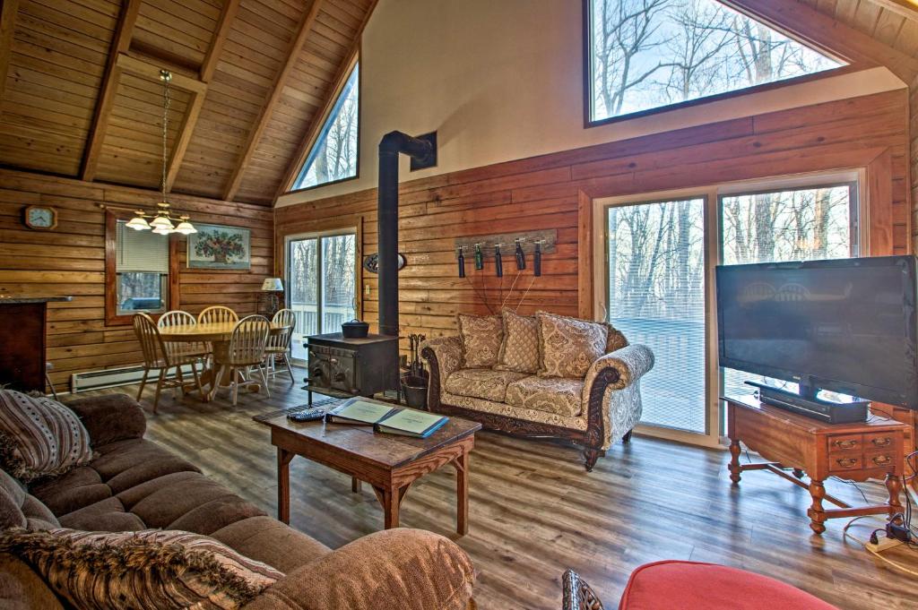 Wintergreen Home with Deck - Near Skiing and Hiking!