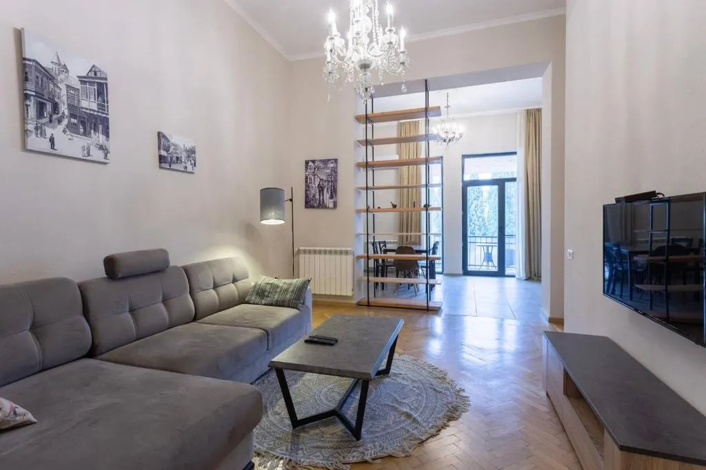 ✩Bright 2BR apt. w/ balcony in Tbilisi center✩, Tbilisi, Georgia