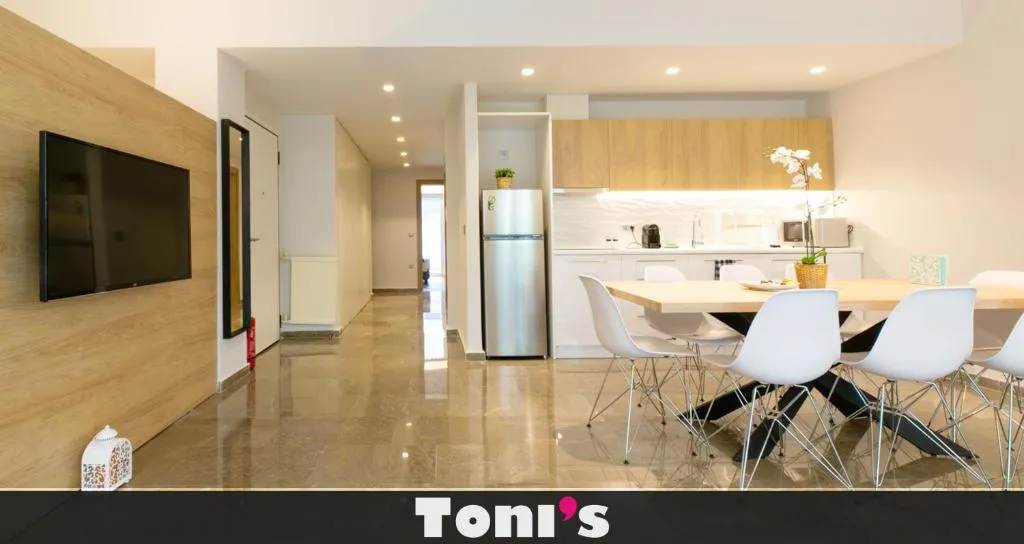 TONI'S makes you an offer, you cannot refuse., Atena, Grecia