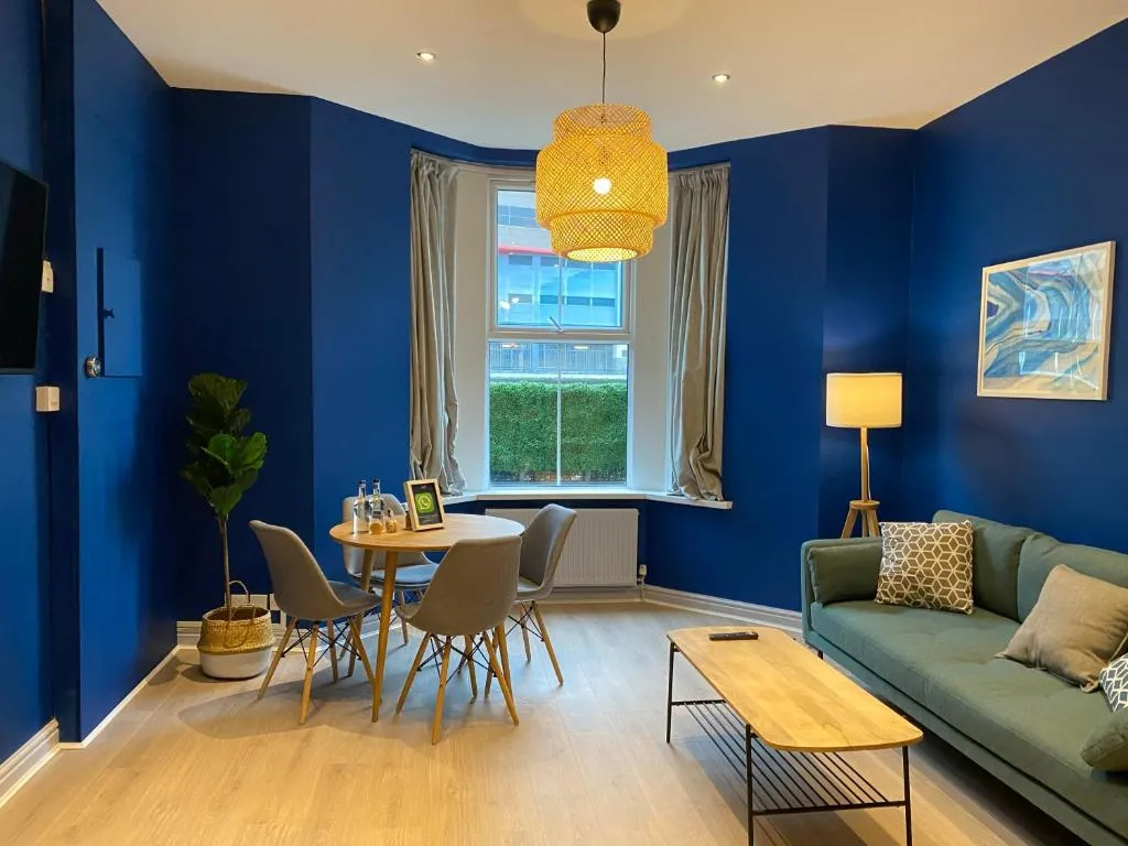 Aaron Wise - 17 Fitzhamon Apartments, Cardiff, Marea Britanie