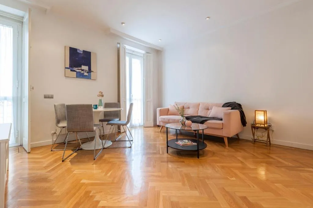 CHIC APARTMENT GRAN VIA I - ElevenHost, Madrid, Spania