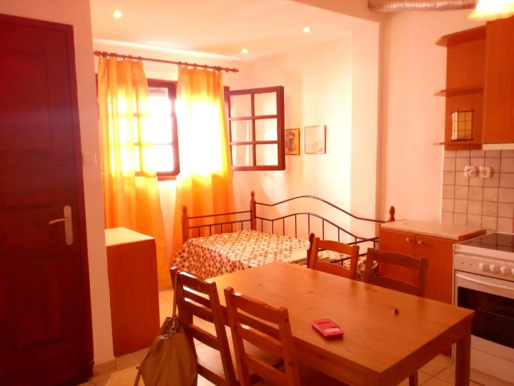 Apartment with one bedroom in Chalandri Greece with enclosed garden and WiFi 400 m from the beach, Atena, Grecia