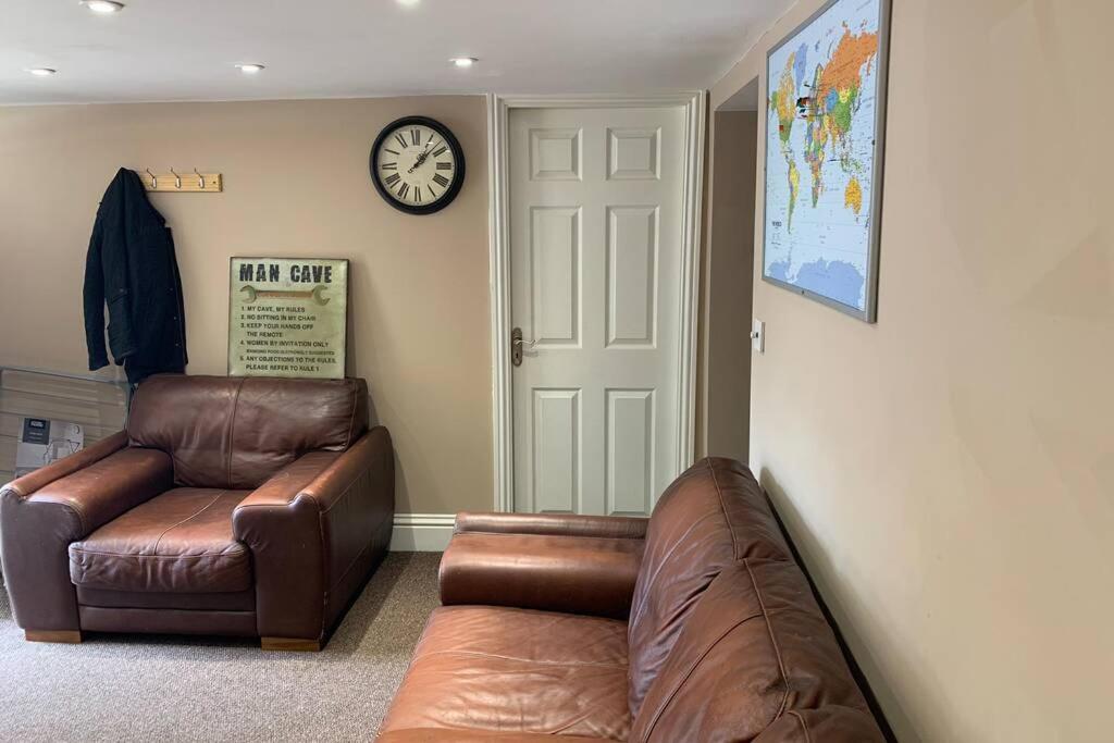 Cosy clean ground floor flat close to town centre.