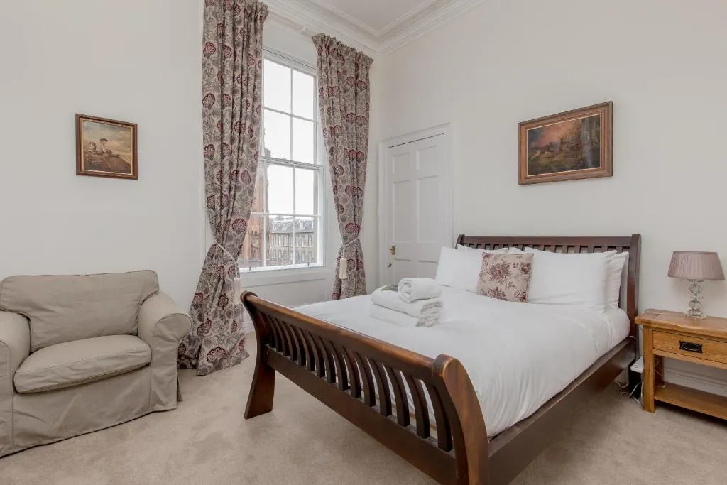 Spacious North St Andrew's Street Apartment, Edinburgh, Marea Britanie