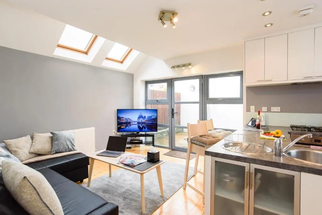 Bright 2 Bed House with Cloudstream Hot Tub, Cardiff, Marea Britanie