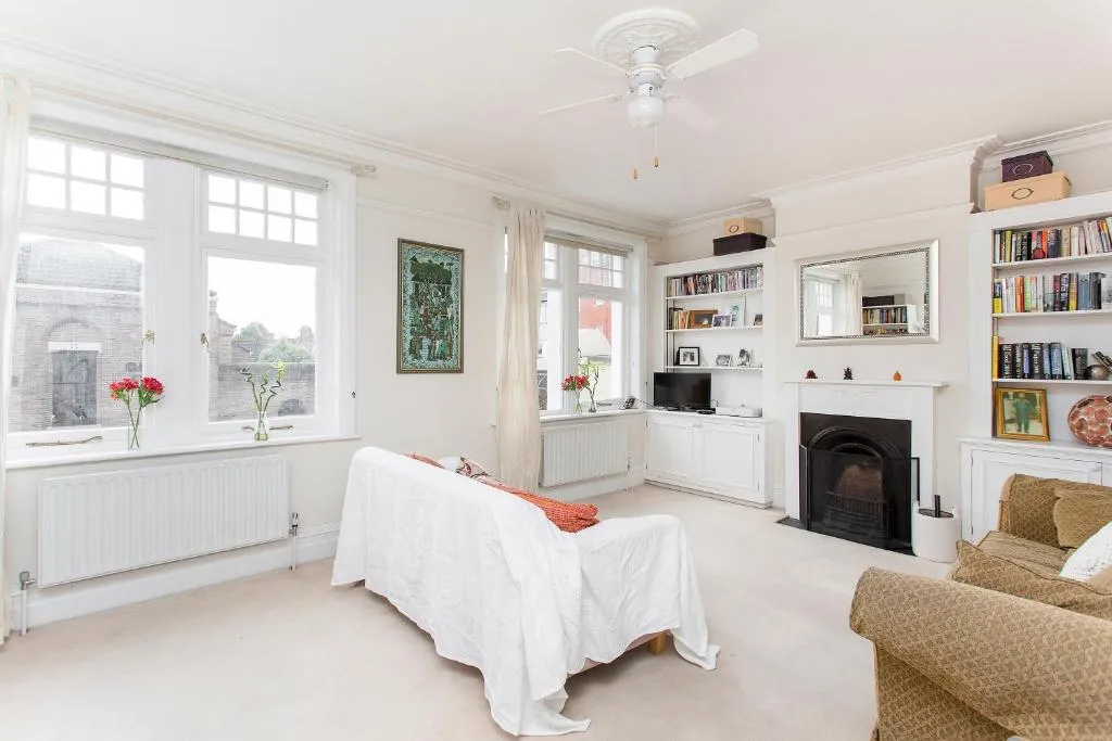 Room in Huge Charming Flat, Wimbledon Park, Londra, Marea Britanie