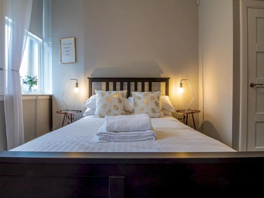 Chill by the Shore at a Tranquil Nest with Neutral Interiors, Edinburgh, United Kingdom