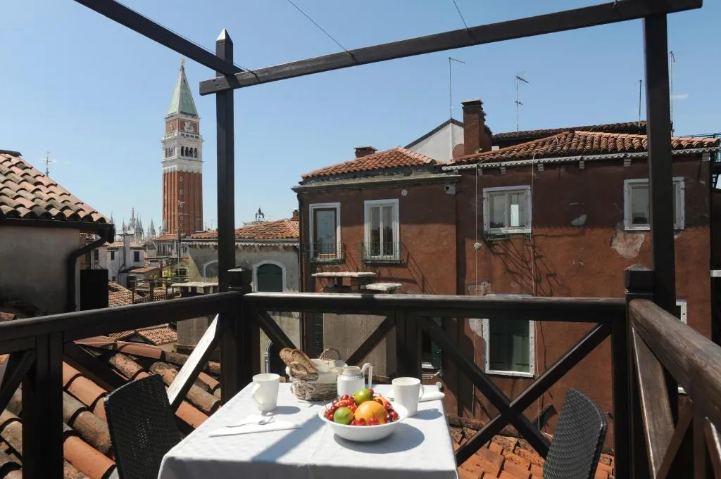 TRA SAN MARCO E RIALTO, Venice, Italy