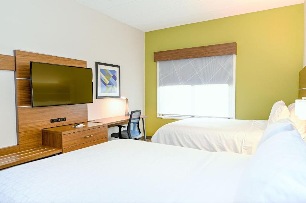 A room at the Holiday Inn Express Richmond Airport.