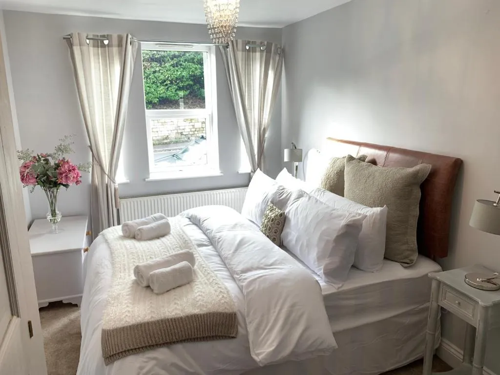 Spacious 2 Bed Apartment With Off Street Parking, Bath, Marea Britanie