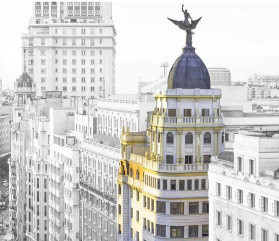 Luxury apartment right on Gran Via with pool and fitnessroom!, Madrid, Spania