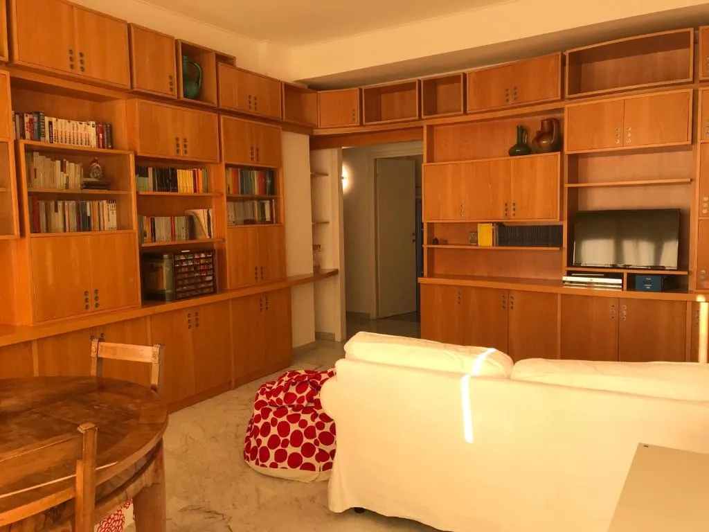 Questa casa non è un albergo CIU-ATR 9390-9, Roma, Italia