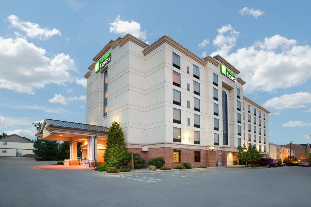 Holiday Inn Express Hotel & Suites Bloomington, an IHG Hotel