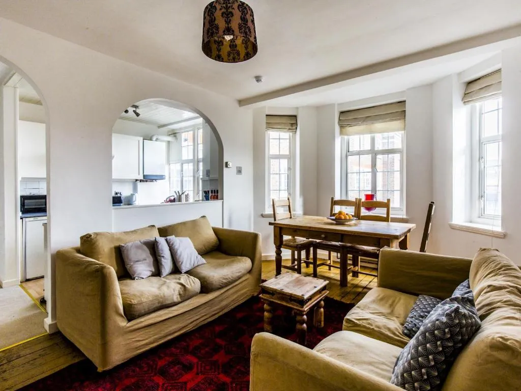 Bright, traditional 2-bedroom flat in Clapham, London, United Kingdom