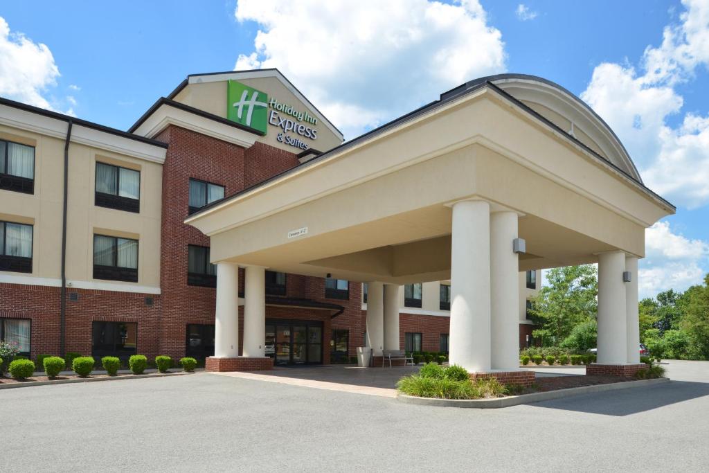 Holiday Inn Express & Suites Fairmont, an IHG Hotel