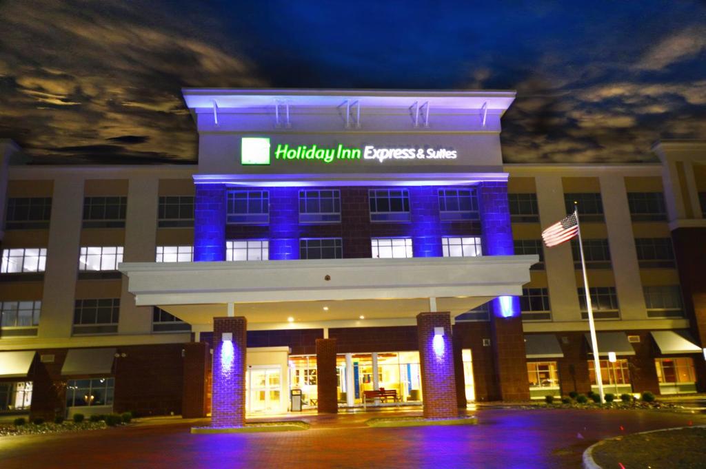 Holiday Inn Express & Suites Toledo South-Perrysburg, an IHG Hotel
