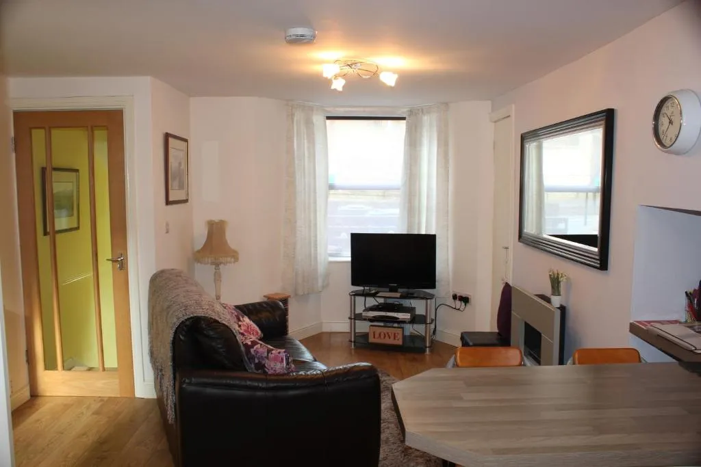 Cadame, Whitby, Marea Britanie