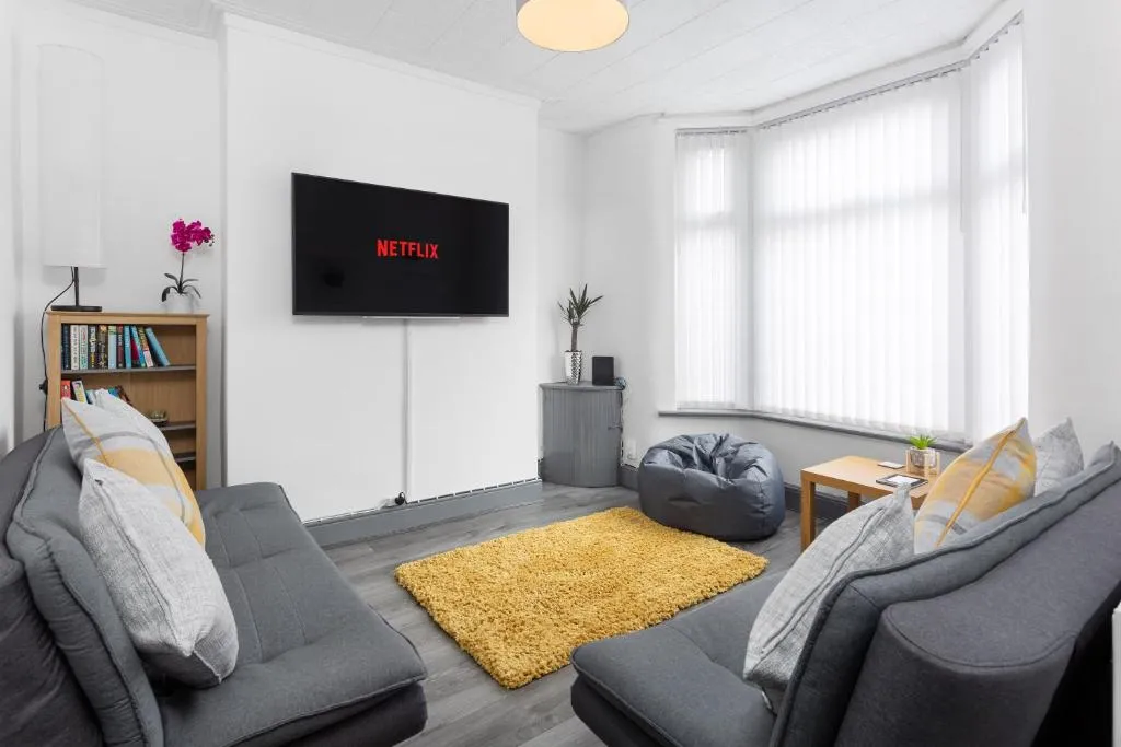 ! Everton Guest House - BRAND NEW - 5 min to EFC & LFC - FREE parking - 3 x Smart TVs !, Bayberry (NY), United Kingdom