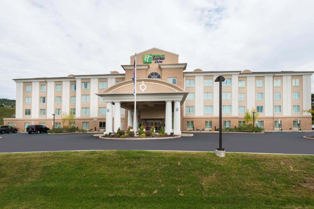 Holiday Inn Express and Suites Dickson City, an IHG Hotel