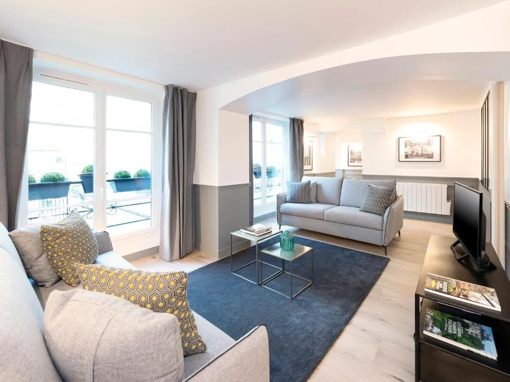 Luxury 4 Bedrooms Le Louvre I by Livinparis, Paris, Franţa